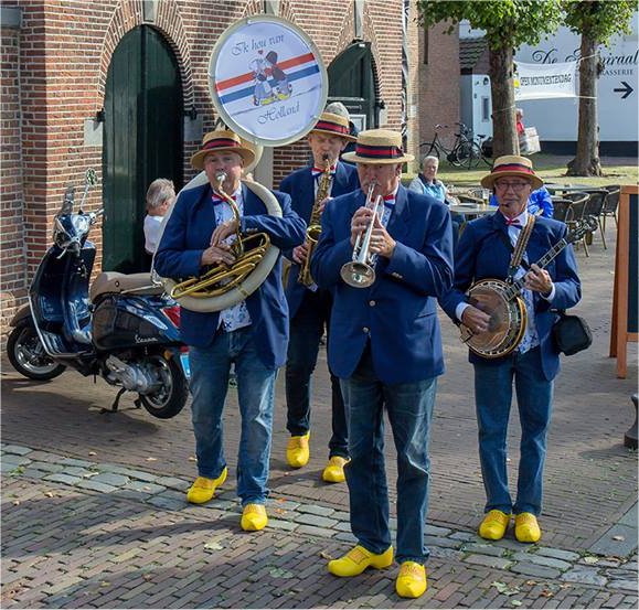 Marc Cook's Jazzband boekt bij www.dixieland-looporkest.eu